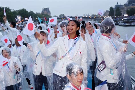 【パリ五輪】開会式に日本選手団が登場 セーヌ川を船に乗って入場行進 史上初のスタジアム外開催の画像ページ めざましmedia