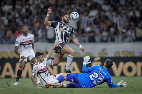 Brasileir O Atl Tico Derrota S O Paulo E Segue Firme Na Luta Pelo