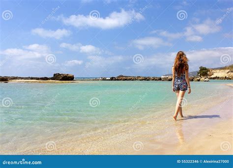 Jeune Fille Marchant Sur La Plage Photo Stock Image Du Plage