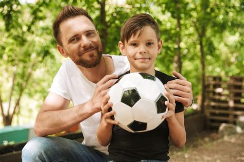 Feliz Joven Padre Divertirse Con Su Peque O Hijo Con El F Tbol Foto