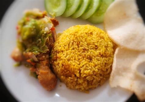 Resep Nasi Kuning Rice Cooker Bumbu Ayam Instan Oleh Mutabikh Uwmi مطبخ اومي Cookpad