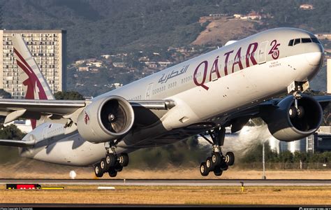 A Bee Qatar Airways Boeing Dzer Photo By Tommyng Id