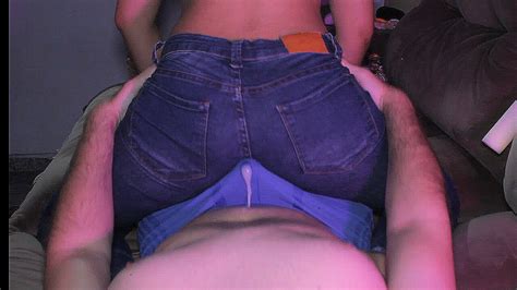 Assjob à Sec Dans Un Jean Moulant éjaculation à Travers Des Sous Vêtements Frottement Du Cul