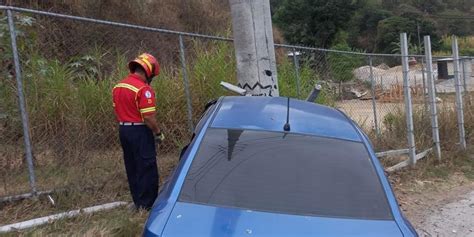 Accidente Vehicular En Un Poste En La Calzada La Paz Chapin Tv