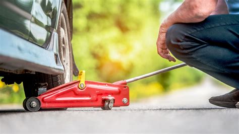 Como Trocar O Pneu De Um Carro