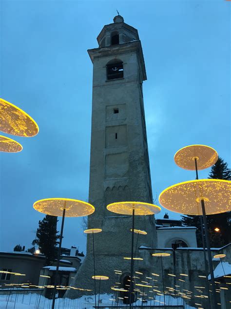 Künstler René Hildebrand mit Lichtfänger Installation auf der Alpinen