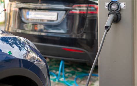 Voitures électriques l installation des bornes vire au cauchemar en