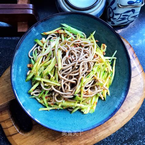 黄瓜丝拌饸饹面的做法黄瓜丝拌饸饹面怎么做米拉miira的菜谱美食天下