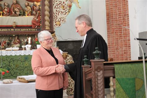 Andrea Freimuth In Engerhafe Mit Silbernem Facettenkreuz Geehrt