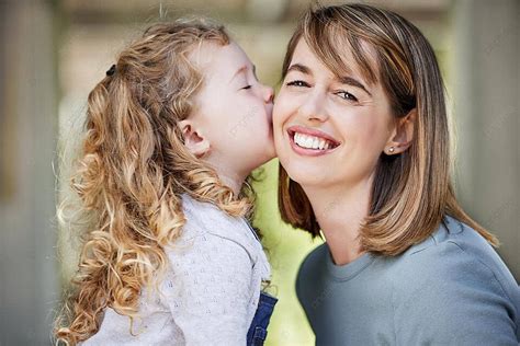 Motherdaughter Love A Heartwarming Portrait Of Bonding At Home Foto