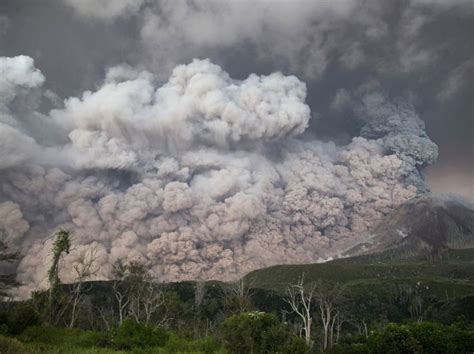 Photos Un Nuage De Cendres Gigantesque Sur Le Volcan Sinabung