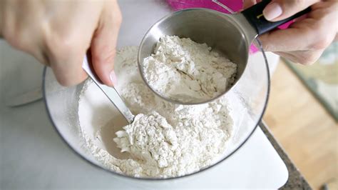 How To Accurately Measure Flour Cooking Tips And Recipes Ecolicious