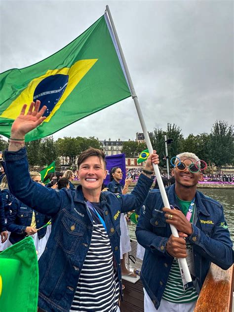 Isaquias Queiroz Leva Bandeira Brasileira Na Abertura De Paris 2024