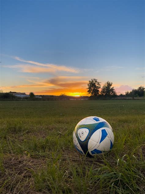 Fu Ball Bei Sonnenuntergang Freestockphotos