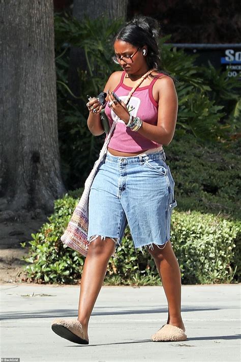 Former First Daughter Sasha Obama Dons Slippers On The Usc Campus