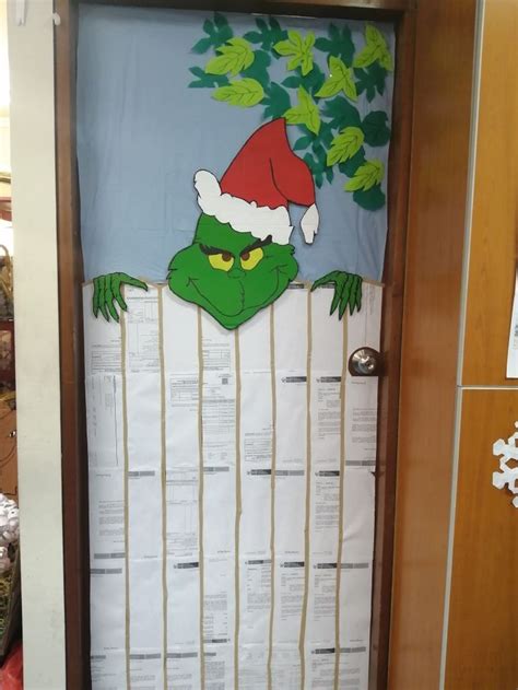 Puerta del Grinch Adornos navideños reciclados Decoración navideña