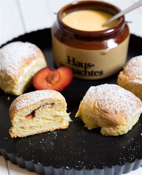 Gefüllte Buchteln mit Vanillesauce amicella de