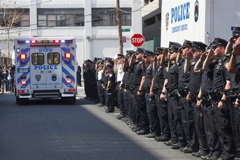 New York City Police Officer Shot In Face Dies Wsj