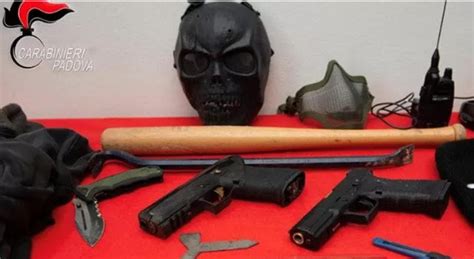 Brutto F O I Gay Qua Non Ci Devono Stare Gang Di Ragazzini Dava La Caccia Agli