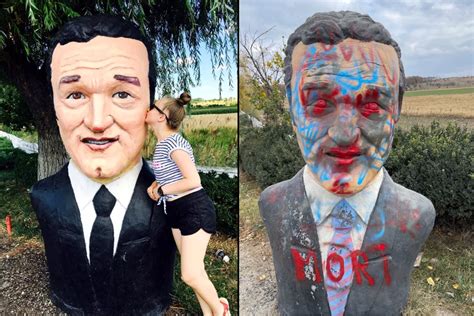 Statuia lui Gigi Becali vandalizată din nou Mesajul amenințător scris