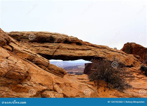 Acantilados Hermosos Y Arco Del Parque Nacional De Canyonlands Foto De