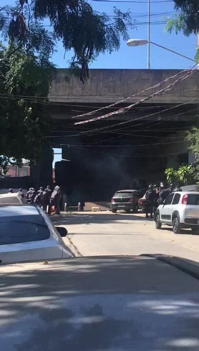 Policiais Militares E Moradores Da Favela Do Moinho Entram Em Confronto