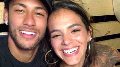 Mãe de suposta filha de Neymar diz que jogador traiu Bruna Marquezine