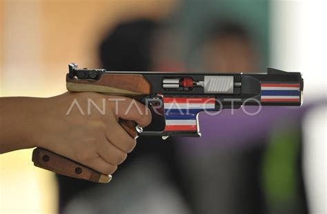 MENEMBAK - KUALIFIKASI 25 METER AIR PISTOL PUTRI | ANTARA Foto