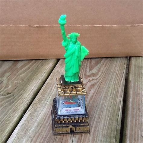 1970's dime store souvenir statue of liberty snow globe statue. (No ...