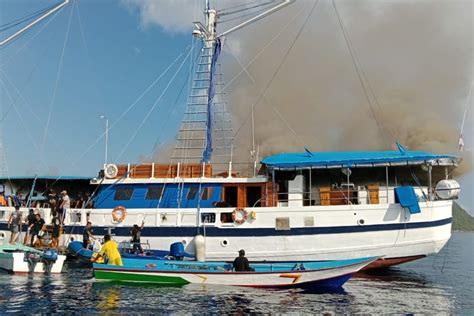 Kapal Bermuatan Turis Asing Terbakar Di Perairan Raja Ampat