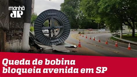 Bobina cai de caminhão atinge muro e interdita avenida na Zona Sul de