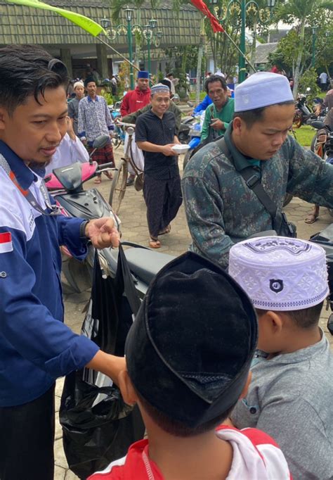 Ngalap Berkah Jumat RSU Wajak Husada Berbagi Nasi Kotak Di Masjid Desa