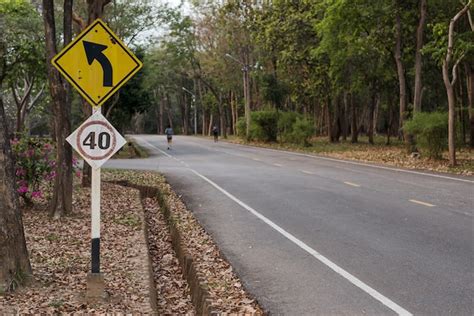 Aviso de sinal de estrada de tráfego de uma curva à esquerda em frente