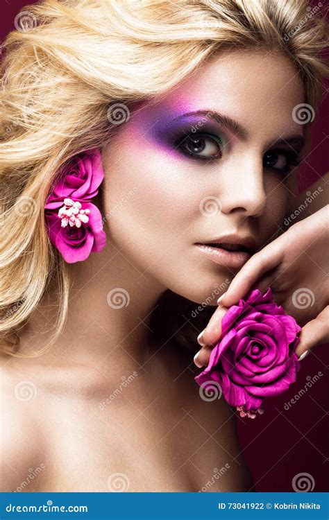 Mujer Rubia Joven Hermosa Con Color Creativo Del Maquillaje Y Flores En