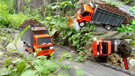 DETIK DETIK JEMBATAN ROBOHSAAT TRUK FUSO MELEWATINYA Miniature Truk