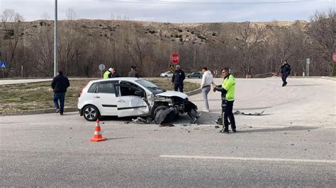 Traktör ile otomobil çarpıştı Feci kazada 2 yaralı Asayiş Görsel