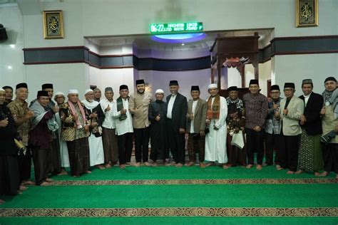 Subuh Mubarakah Gubernur Mahyeldi Serahkan Bantuan Di Masjid Raya