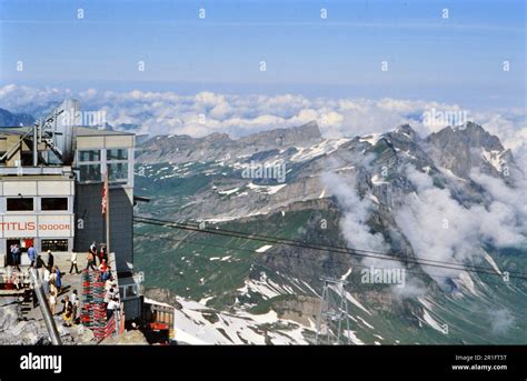 Seilbahnstation Auf Dem Titlis In Der Schweiz Ca Stockfotografie