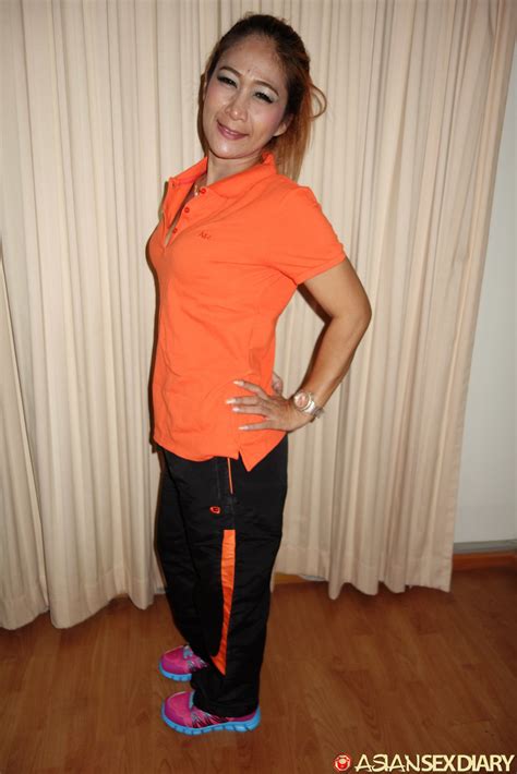 Chubby Asian MILF Por Gets Her Tight Pussy Penetrated And Creampied