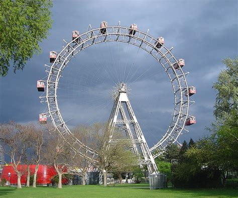 Pratogiardino Con La Ruota Panoramica Imita Il Prater Di Vienna