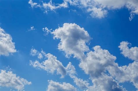 Nubes Blancas Y Esponjosas En El Cieloxa Foto Premium