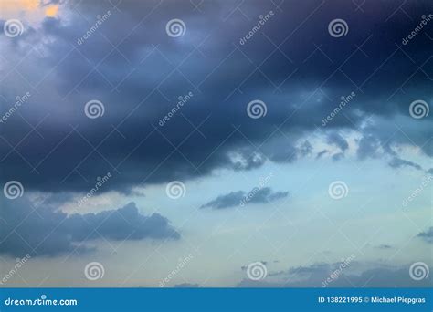 Formaciones Anaranjadas Y Rojas Hermosas De La Nube De La Puesta Del