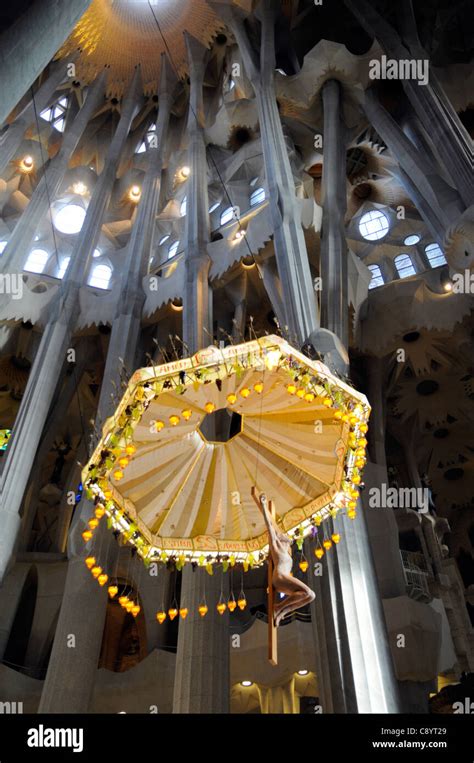 Autel canopy et cross en abside de la Basílica y Templo Expiatorio de