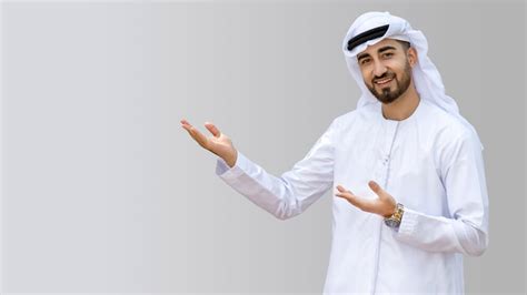 Kandura The History Behind The Traditional Dress Of Emirati Men