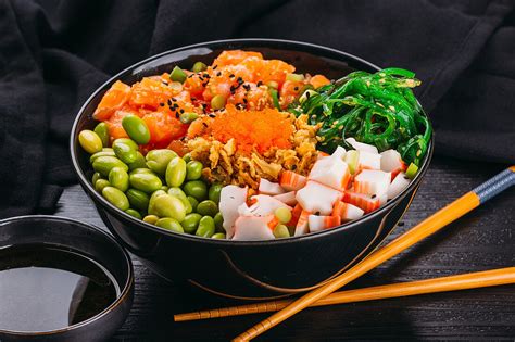 Poke Bowl Mit Lachs Surimi Edamame Und Bilder Kaufen