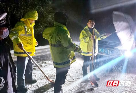 雨雪天气来袭 桂阳交警撒盐除冰保畅 展现亮丽“警”色腾讯新闻