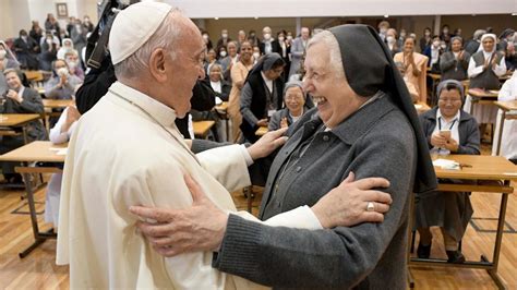 Papa às Filhas de Maria Auxiliadora Ser como Maria a identidade