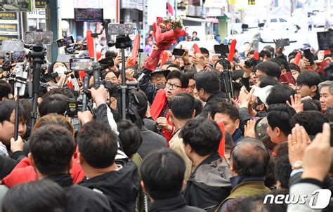 당진전통시장서 시민들에게 인사하는 한동훈 네이트 뉴스