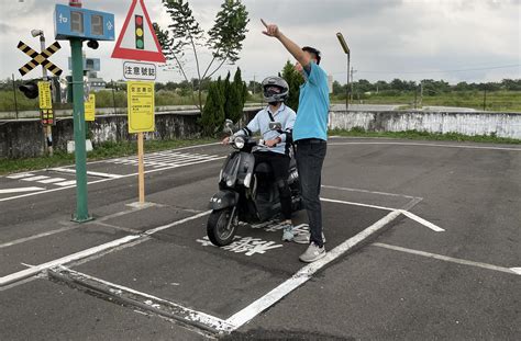 參加「機車駕訓班」考照 南市府加碼補助300名 18歲成年禮最佳禮物 歡迎民眾踴躍參加