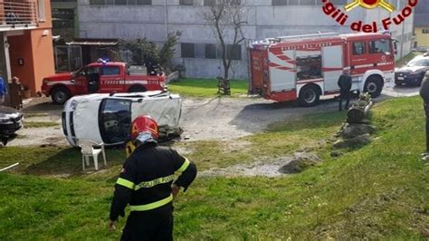 Scontro Tra Due Auto Una Esce Di Strada E Si Schianta Nel Cortile Di